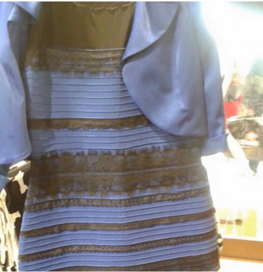 Di che colore è il vestito?  Bianco e oro oppure nero e blu?
